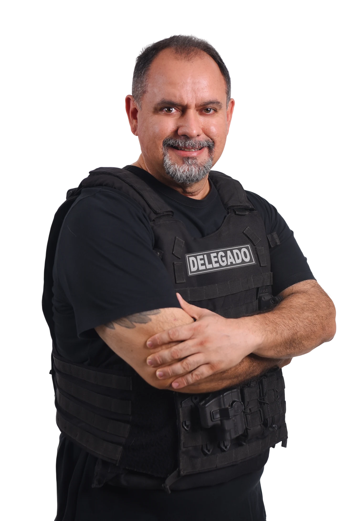 Paulo Mavignier com os braços cruzados